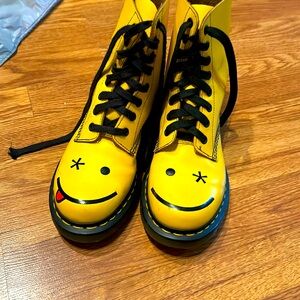 Dr Doc Martens Drench Hincky Smiley Face Rubber Yellow 7" Womens